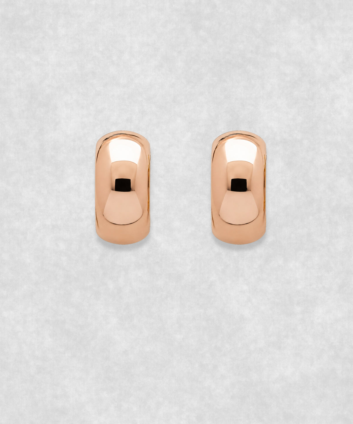 Front view of shell earrings in 18K rose gold – sculptural seashell-inspired fine jewelry earrings