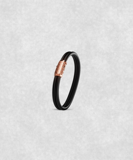 Minimalist 18-carat gold bracelet featuring a refined centerpiece with an integrated closure system and a sleek, contemporary design.