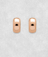 Front view of shell earrings in 18K rose gold – sculptural seashell-inspired fine jewelry earrings