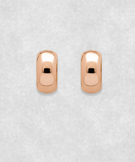 Front view of shell earrings in 18K rose gold – sculptural seashell-inspired fine jewelry earrings