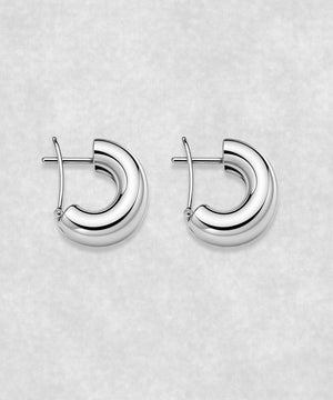 Side view of shell earrings in 18K white gold – sculptural seashell-inspired fine jewelry earrings